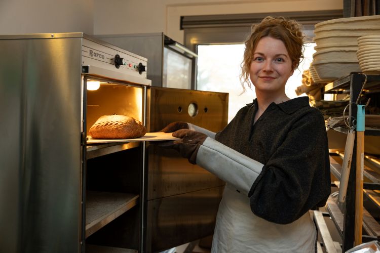 Demi van Vliet bij de oven in haar bakkerij
